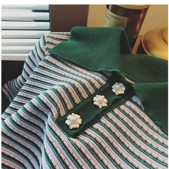 NWOT Loose Knit Green & Pink Stripped Sweater With White Flower Buttons Size M - Picture 8 of 10